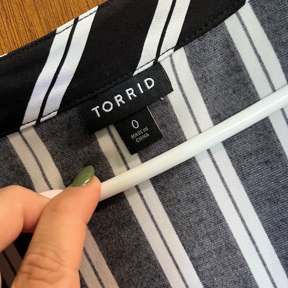 Torrid black and white striped shirt mid sleeve length size 0 - Picture 3 of 3